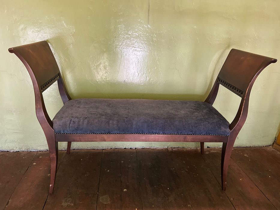 Tapicerowana drewniana ławka