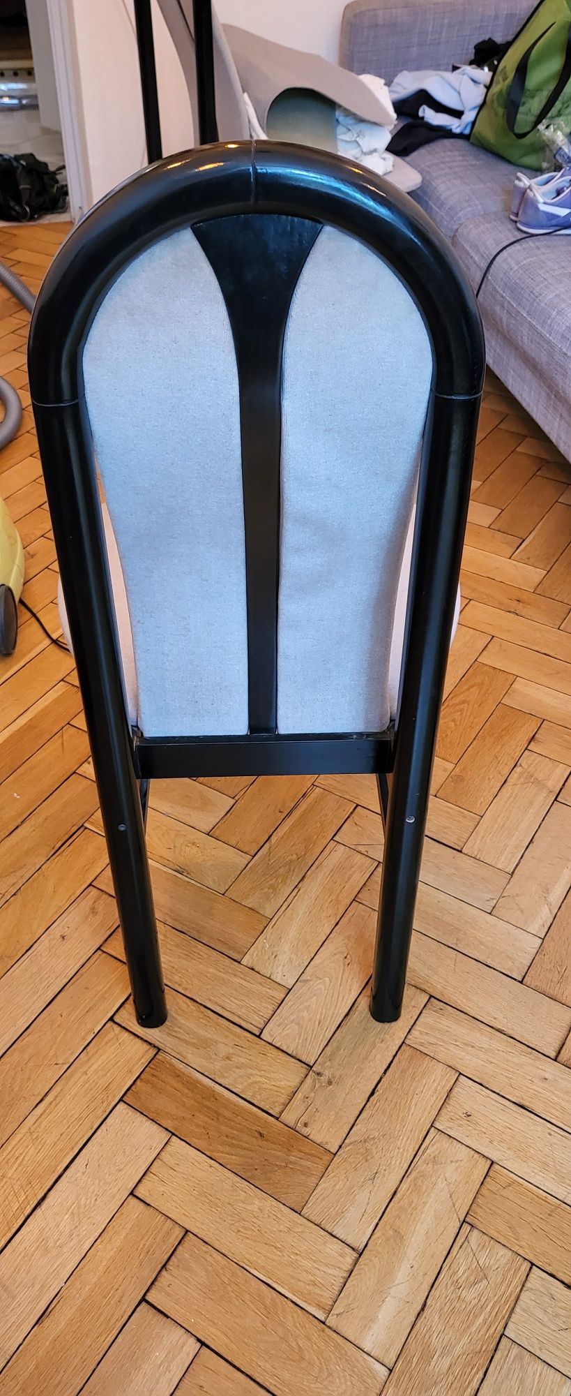 Stół drewniany i krzesła tapicerowane 4 szt Fameg  cena całość