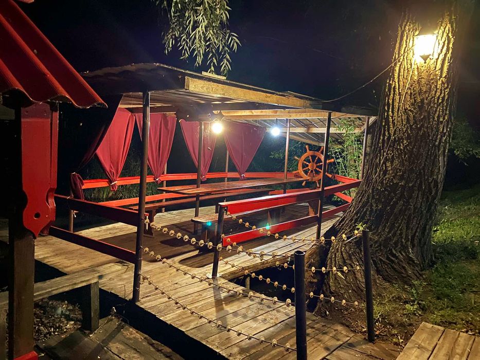 Будинок на березі річки