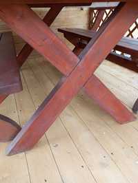 Stół drewniany i dwie ławy z oparciem
