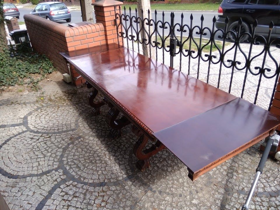 Stół w nieco starym stylu