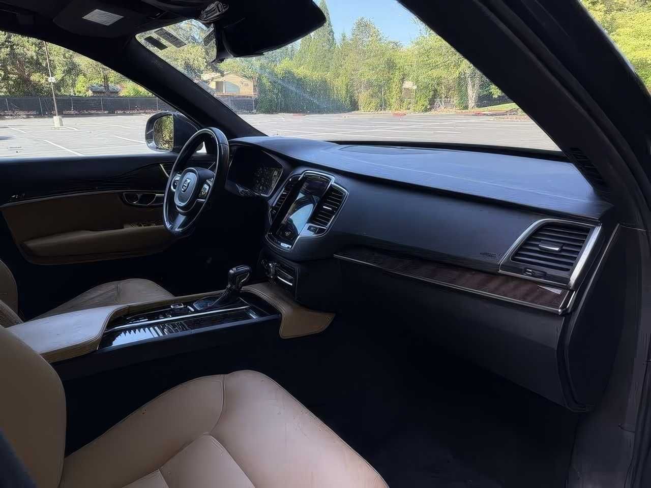 2017 Volvo XC90 T6 Momentum