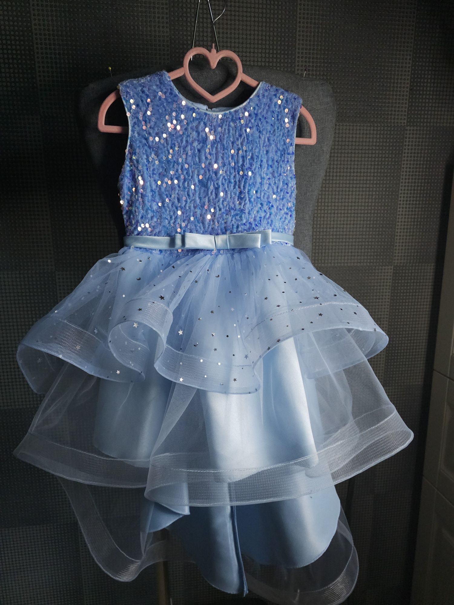 Дитяча шикарна рожева біла блакитна сукня зі шлейфом на 5 6 7 8 9 рокі