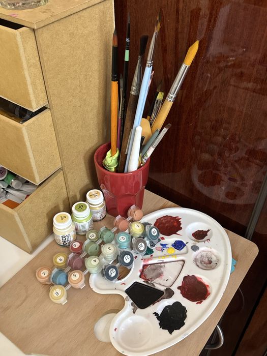 Олійні фарби, пензлі, мольберт, та інше