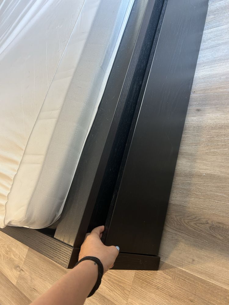 Cama Ikea castanha escura