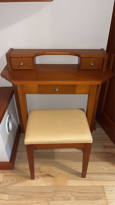 Toaletka drewniana z taboretem