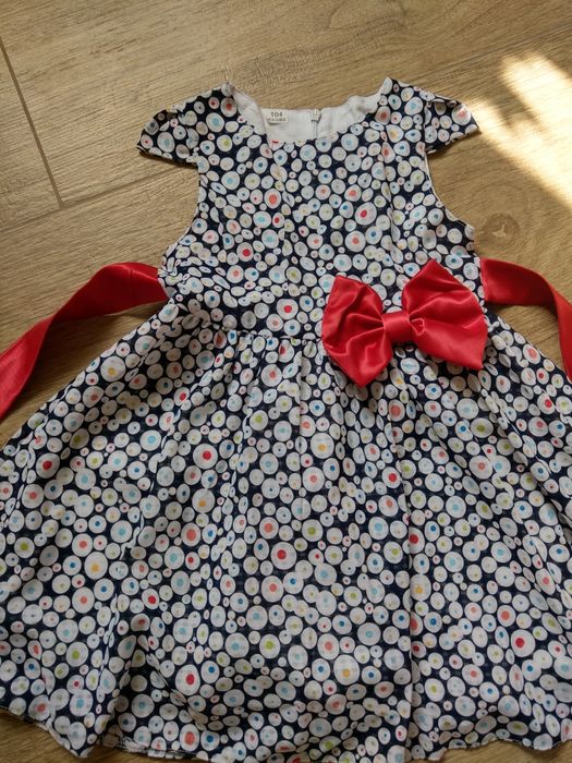 Sprzedam bawełnianą sukienkę dziewczęcą, rozmiar 104