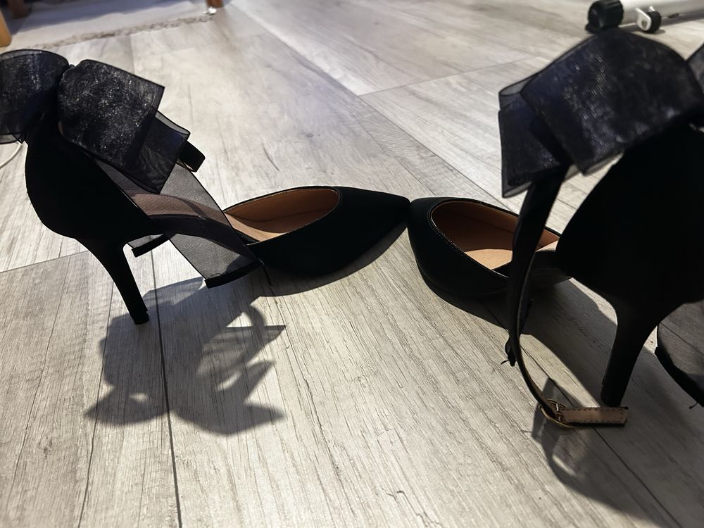 Czarne buty na obcasie