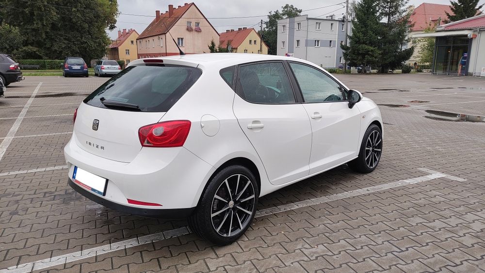 Seat Ibiza 1.6 benzyna 105 KM 2010r. 5 drzwi bogate wyposażenie