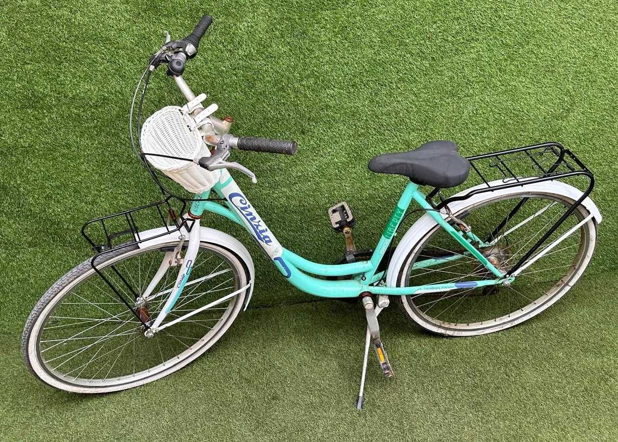 Bicicleta antiga de turismo para restauro