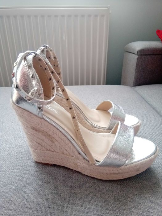 Letnie sandały na koturnie