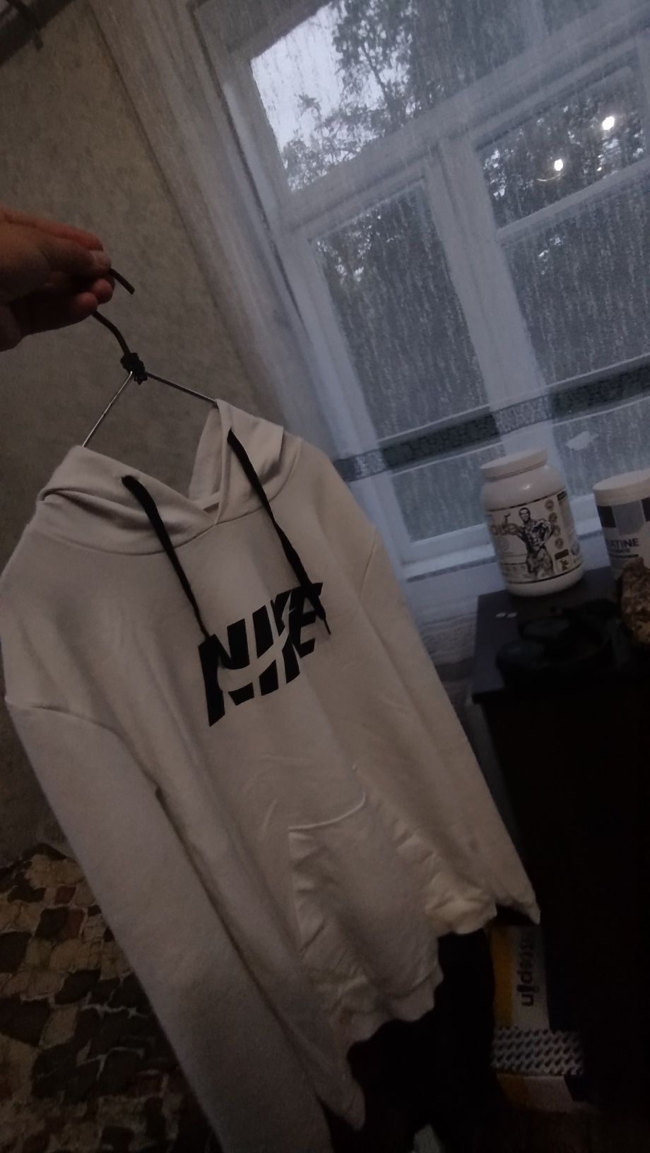 Біла кофта nike.