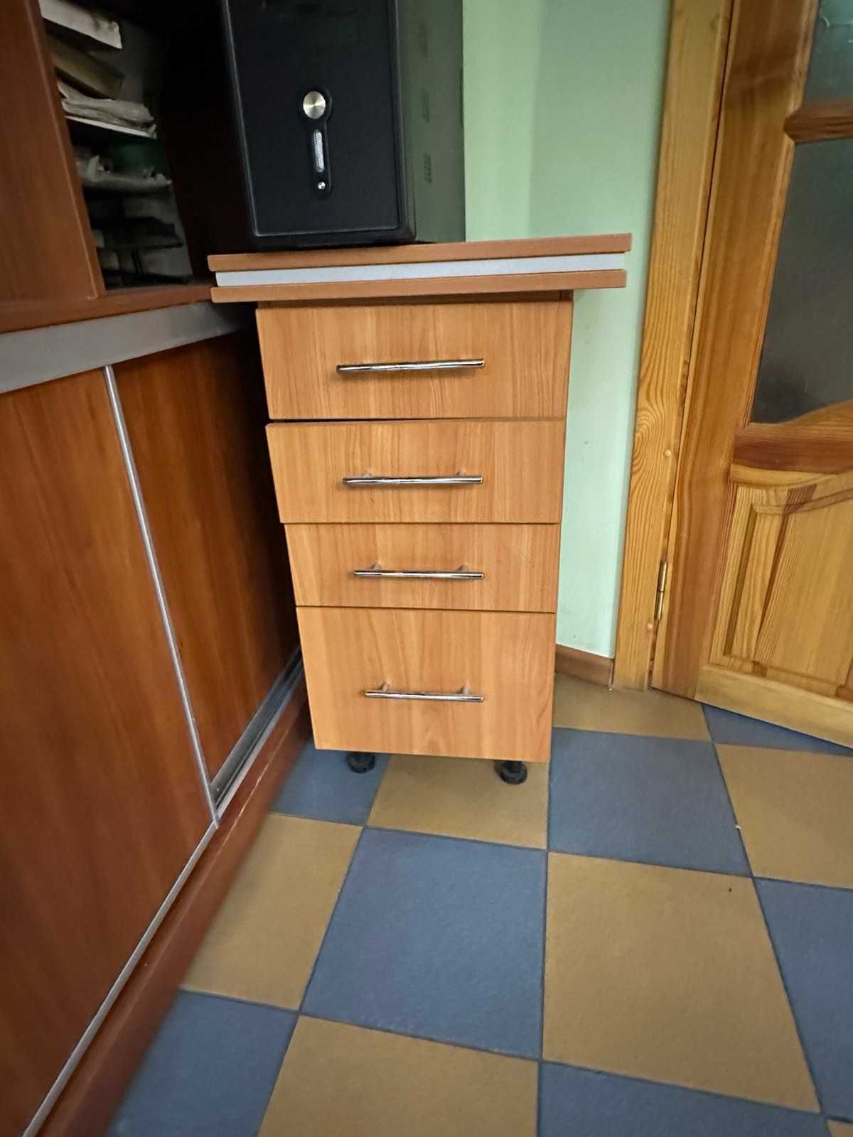 Продаж Офісних    меблів