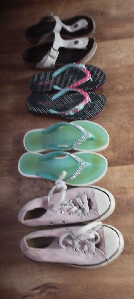 Продам летнюю обувь для девочки от 18 -23см и кроссовки