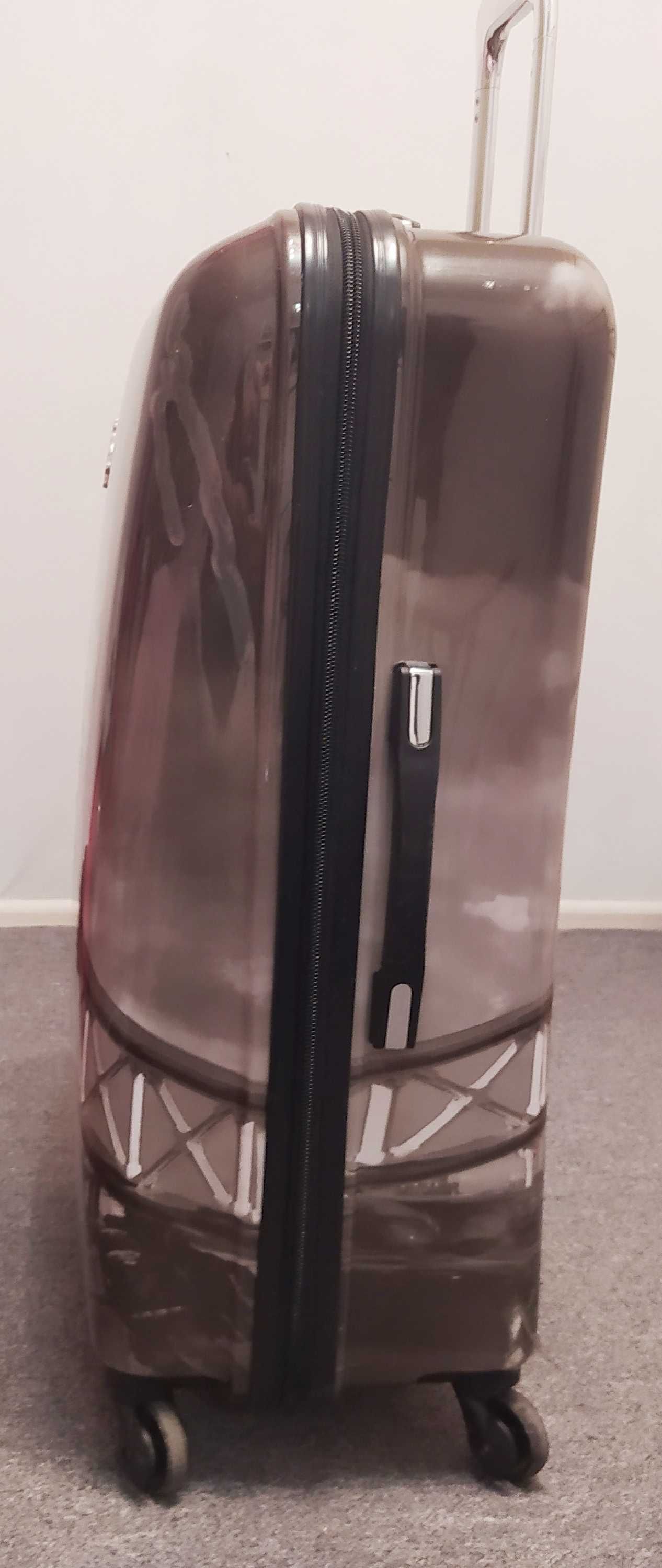 Продам  большой чемодан пластиковый