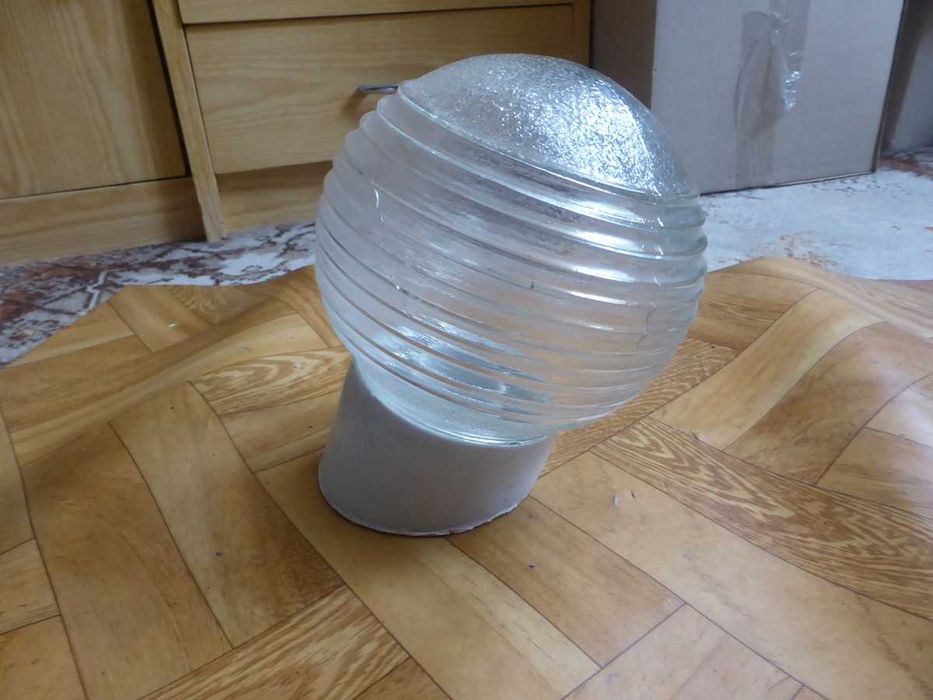 Stara lampa ukośna z kloszem z grubego szkła