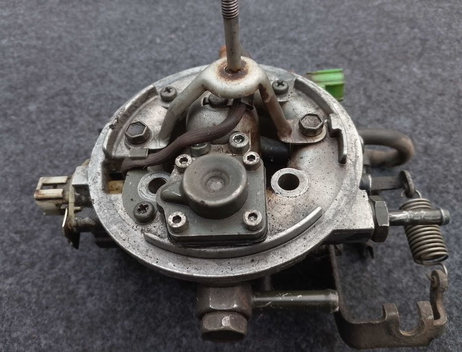 На Suzuki Swift 2, Сузукі Свіфт, моноінжектор на 1.3 двигун.