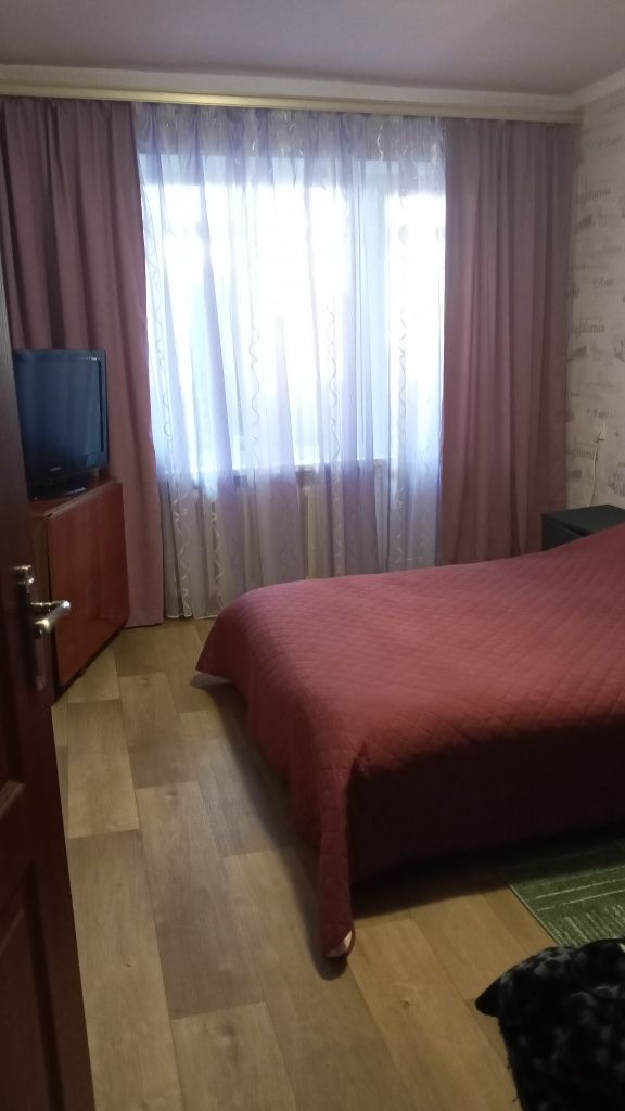Хозяйка .Сдам комнату  в 3-х кв.