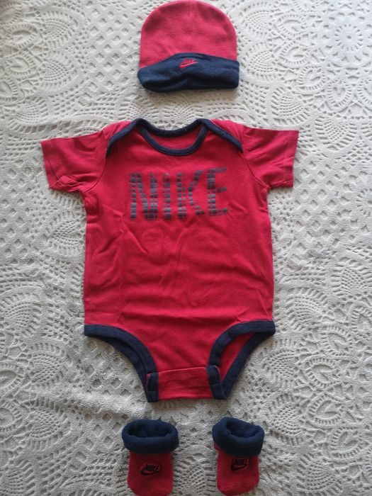 Zestaw noworodkowy Nike body,czapeczka,skarpetki 56