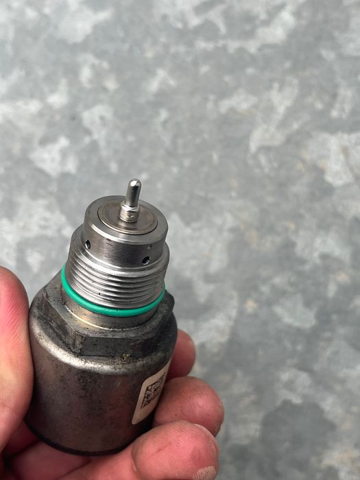 Клапан редукційний 2.0 tdi Volkswagen регулятор тиску палива