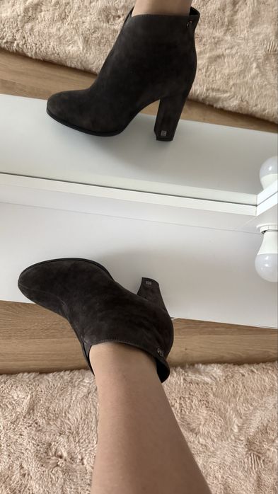 Замшеві ботінки на каблуку 40 р