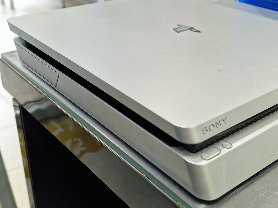 Playstation 4 Slim Silver 500GB/ 2 pady/ 10 gier/ Grade B/ GW 6msc/PS4