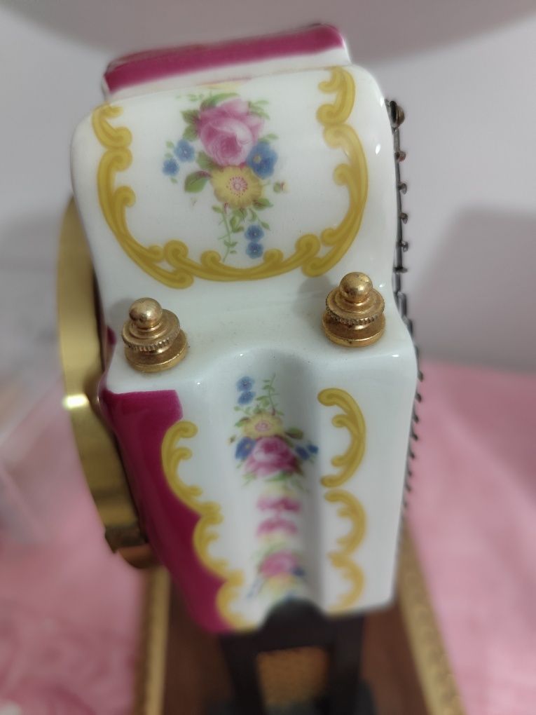 Relógio em porcelana.