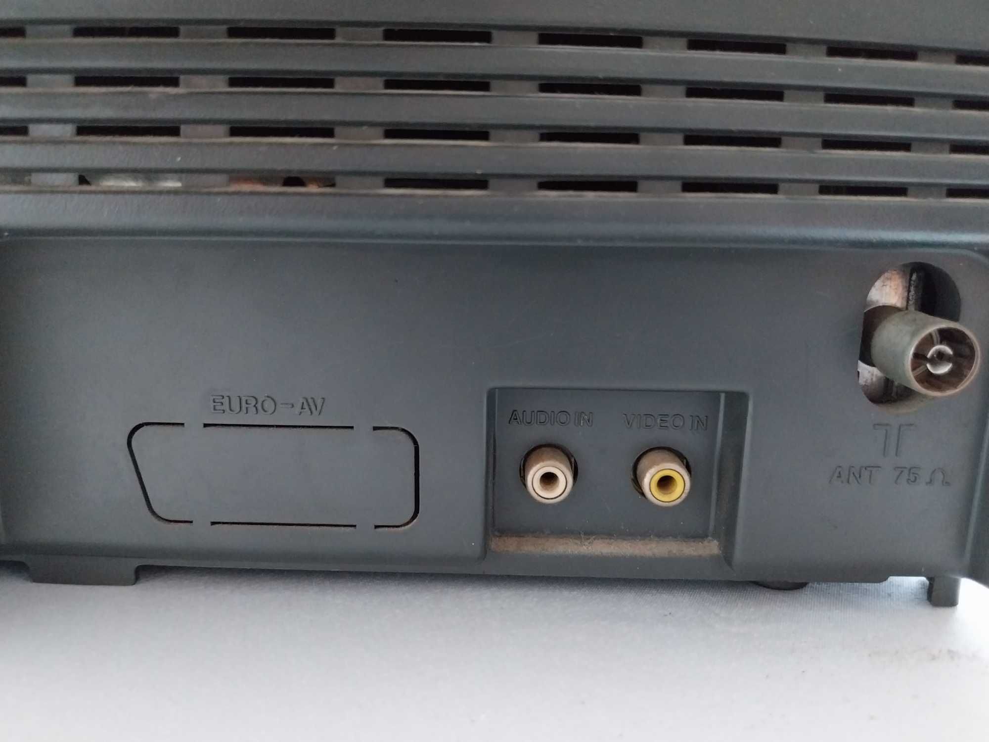 Televisão antiga da Sanyo CEP 1497, vintage, a funcionar