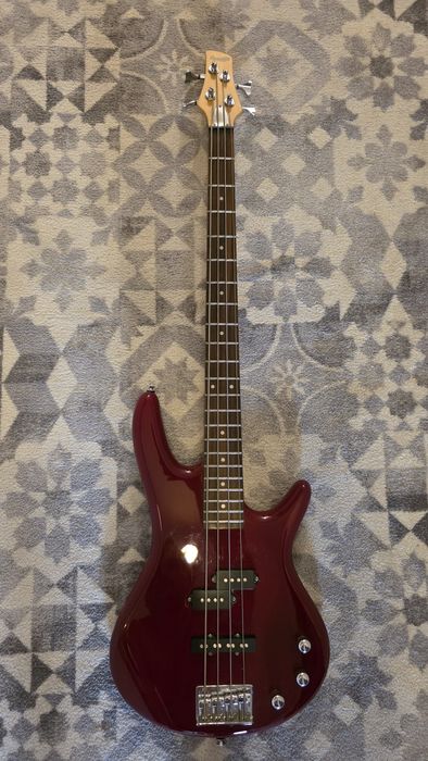 Czerwona gitara basowa Ibanez + wzmacniacz, kabel i uchwyt