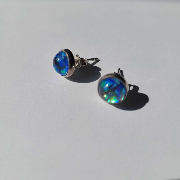 Kolczyki wkrętki z niebieskim opalem