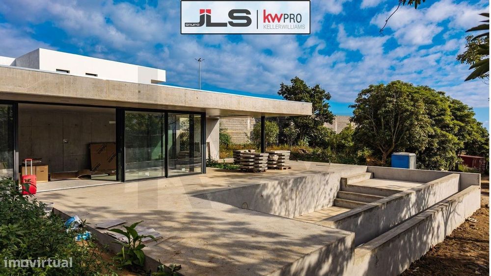 Moradia LUXURY em Betão Armado. |  Piscina Infinita | Vista Mar | P