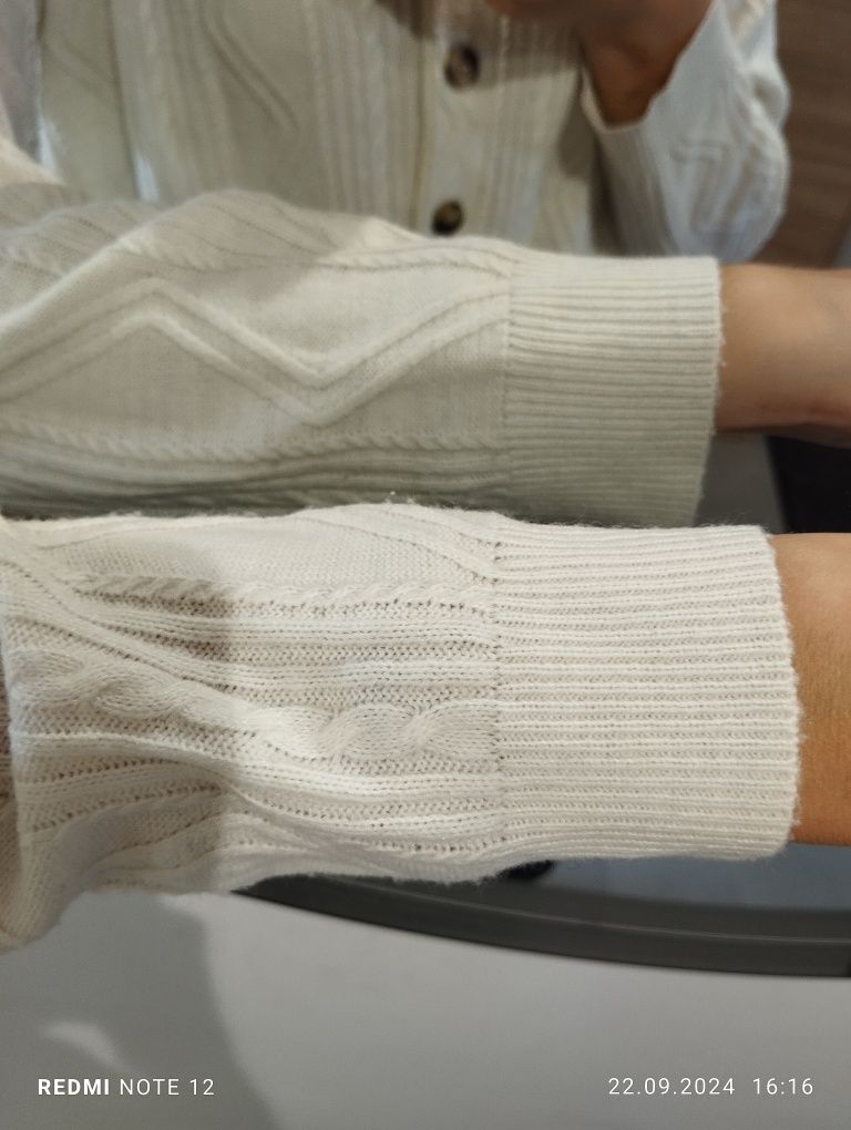 Kremowy krótki sweter