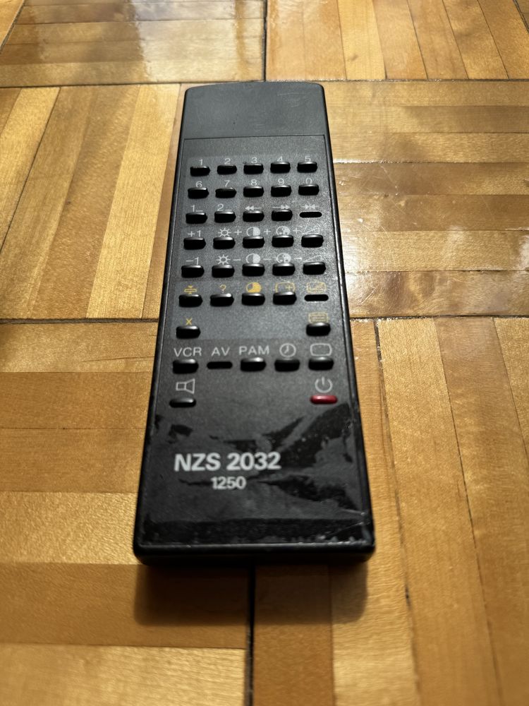 Pilot do telewizora NZS 2032 czarny Elemis 1250