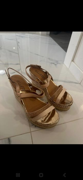 Zlote nowe luksusowe buty na koturnie 38