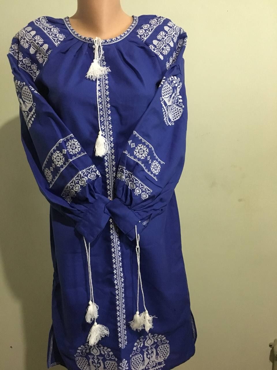 Вишиванки, плаття.