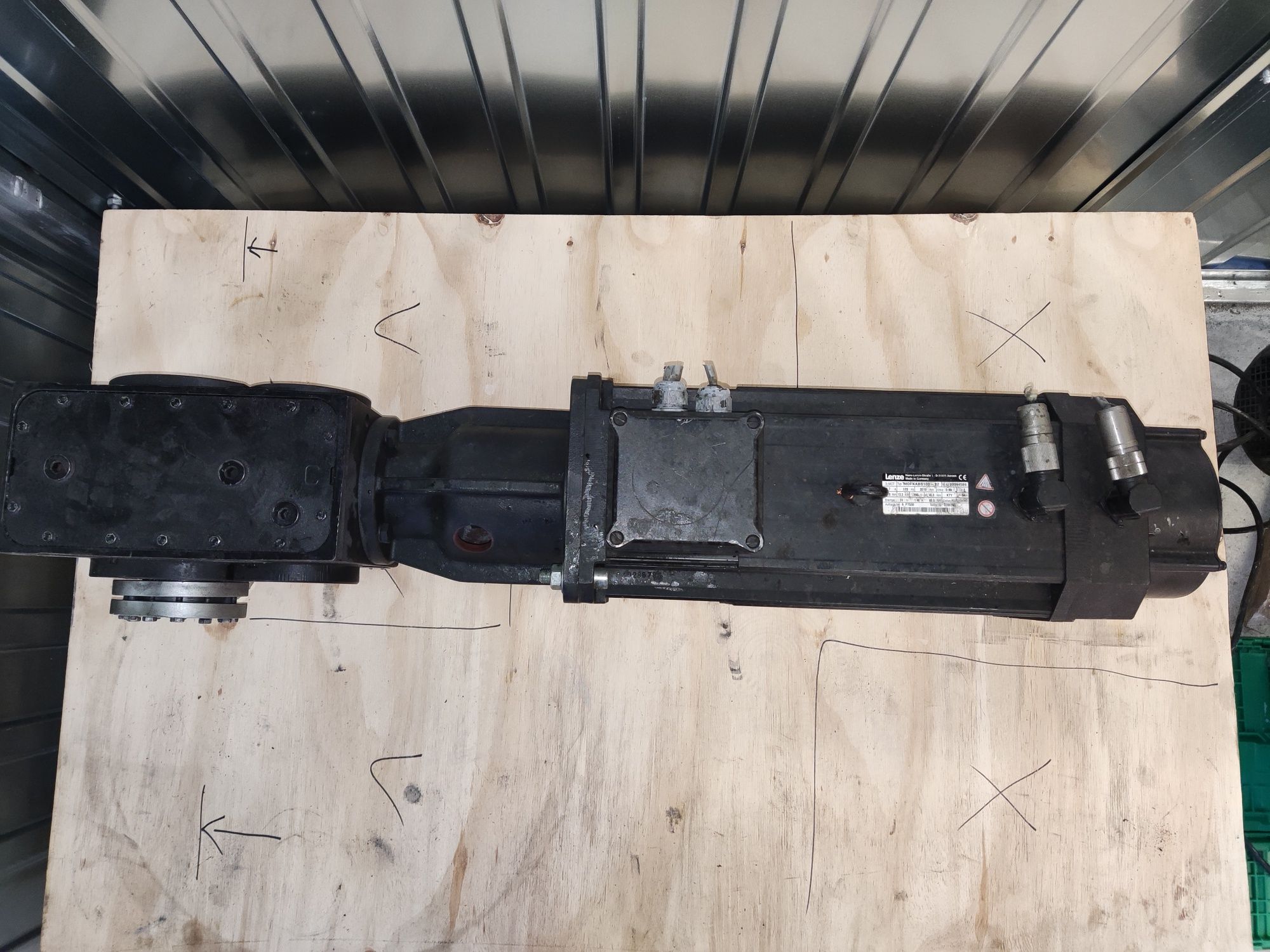Silnik 13,2kW Servo LENZE MDFKABS100-22, przekładnia VOGEL mksh8 i=9,6