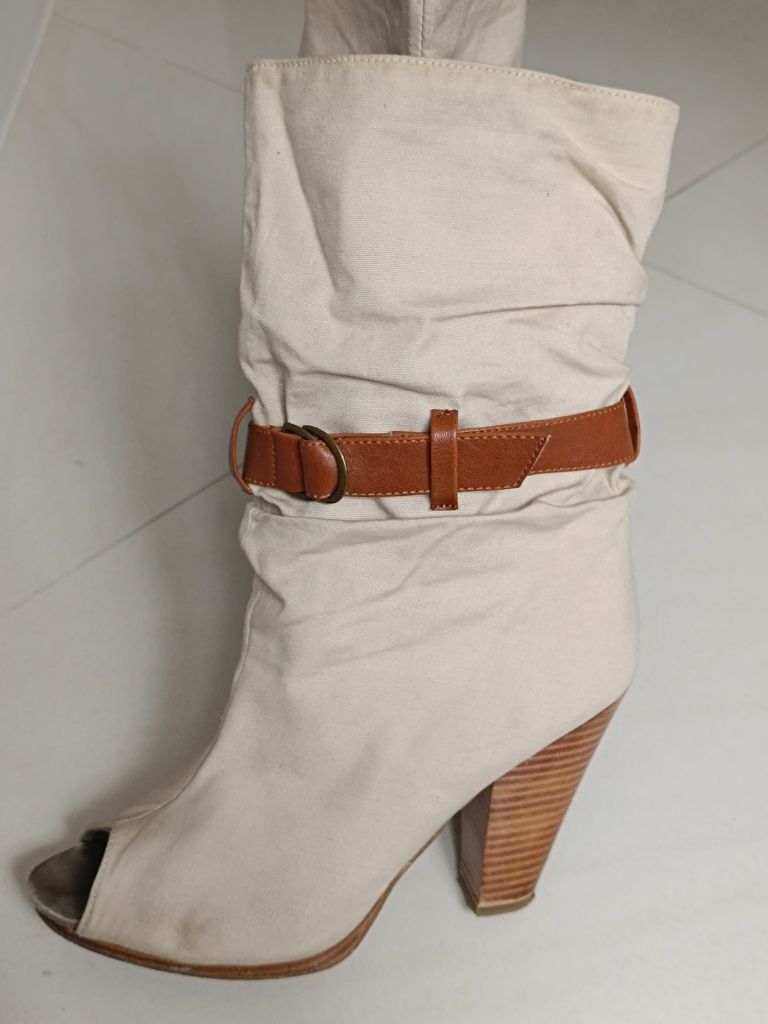 Botki bez palców peep-toe. H&M.