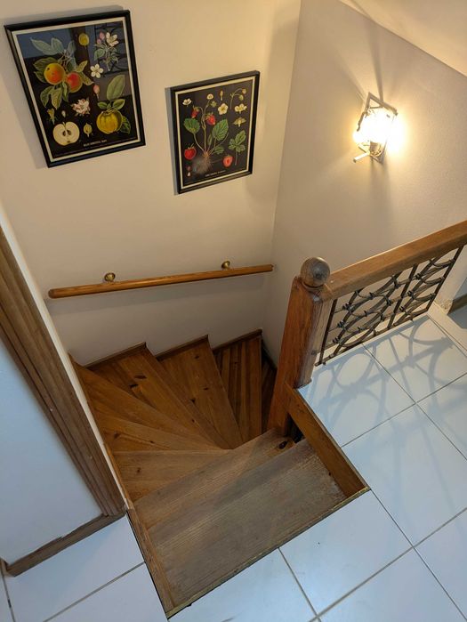 Przytulna kawalerka z dużą iloscią drewna i antresolą