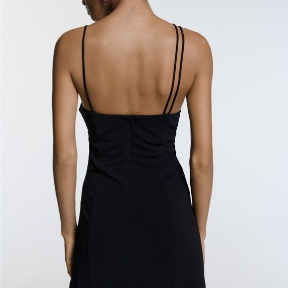 Vestido preto com cut out ZARA