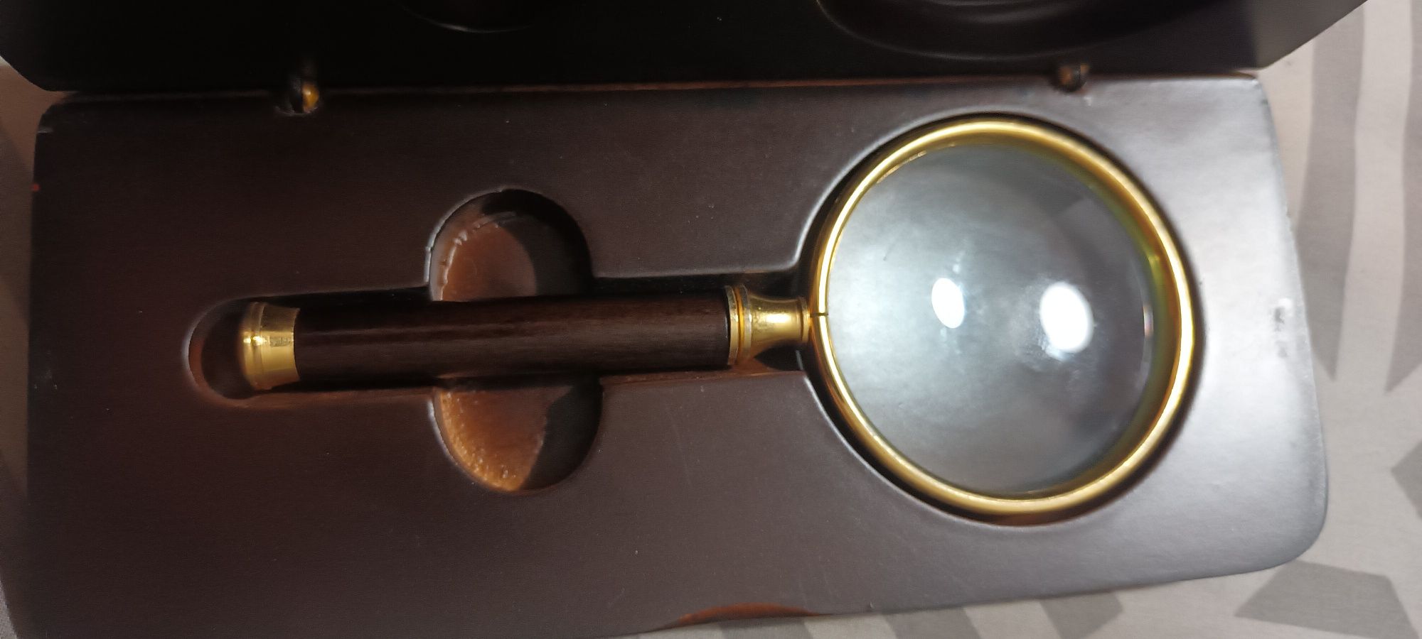 Lupa com caixa retro