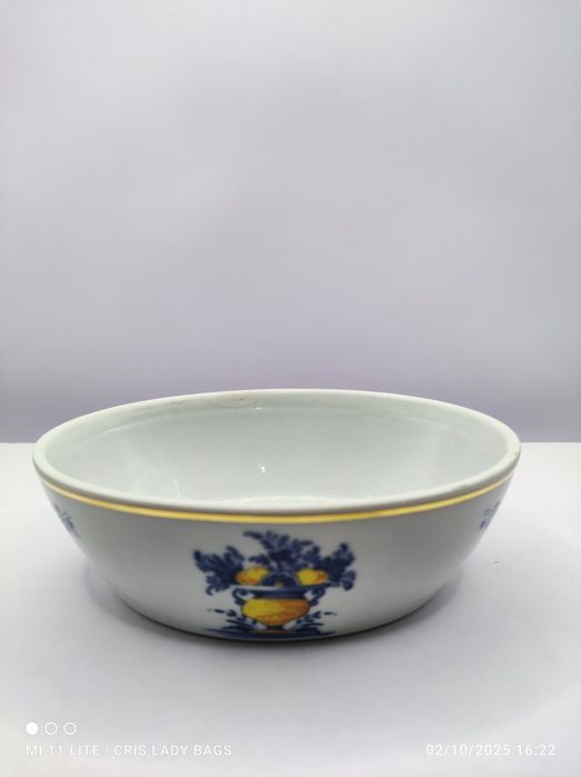 Taça Oval da Vista Alegre  de Viana. 10,5 cm sem tampa