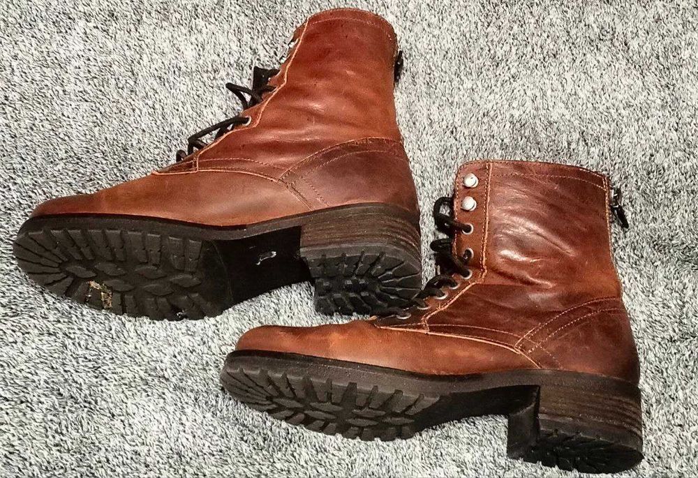 Жіночі, коричневі демісезонні чоботи.