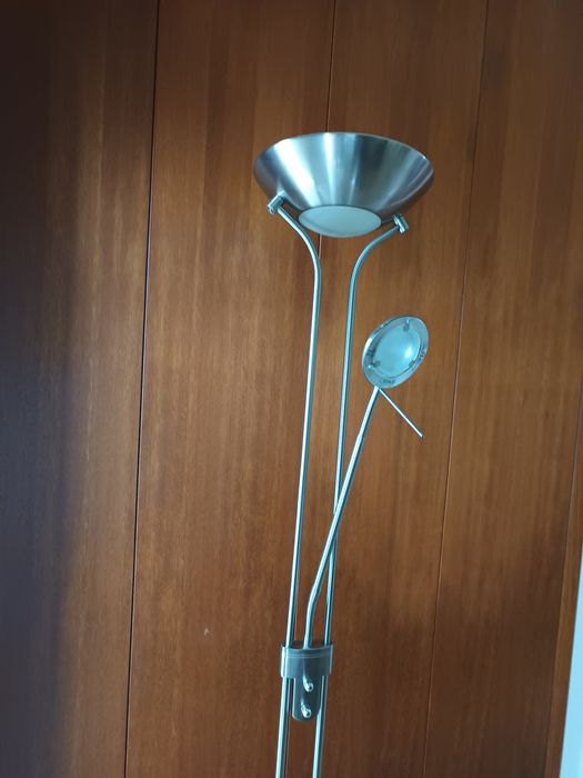 Candeeiro de pé alto em inox