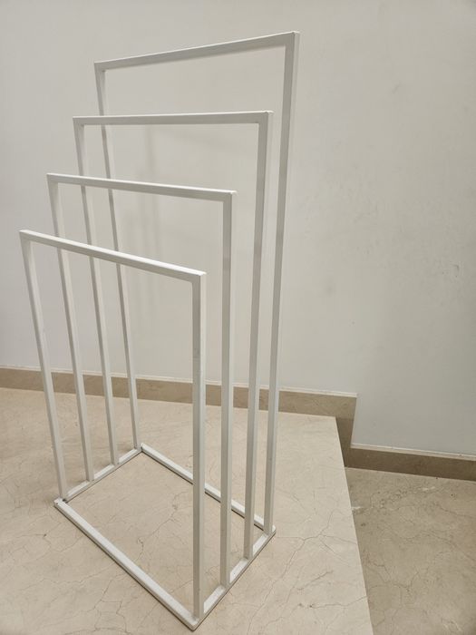 Biały stojący wieszak na 4 ręczniki