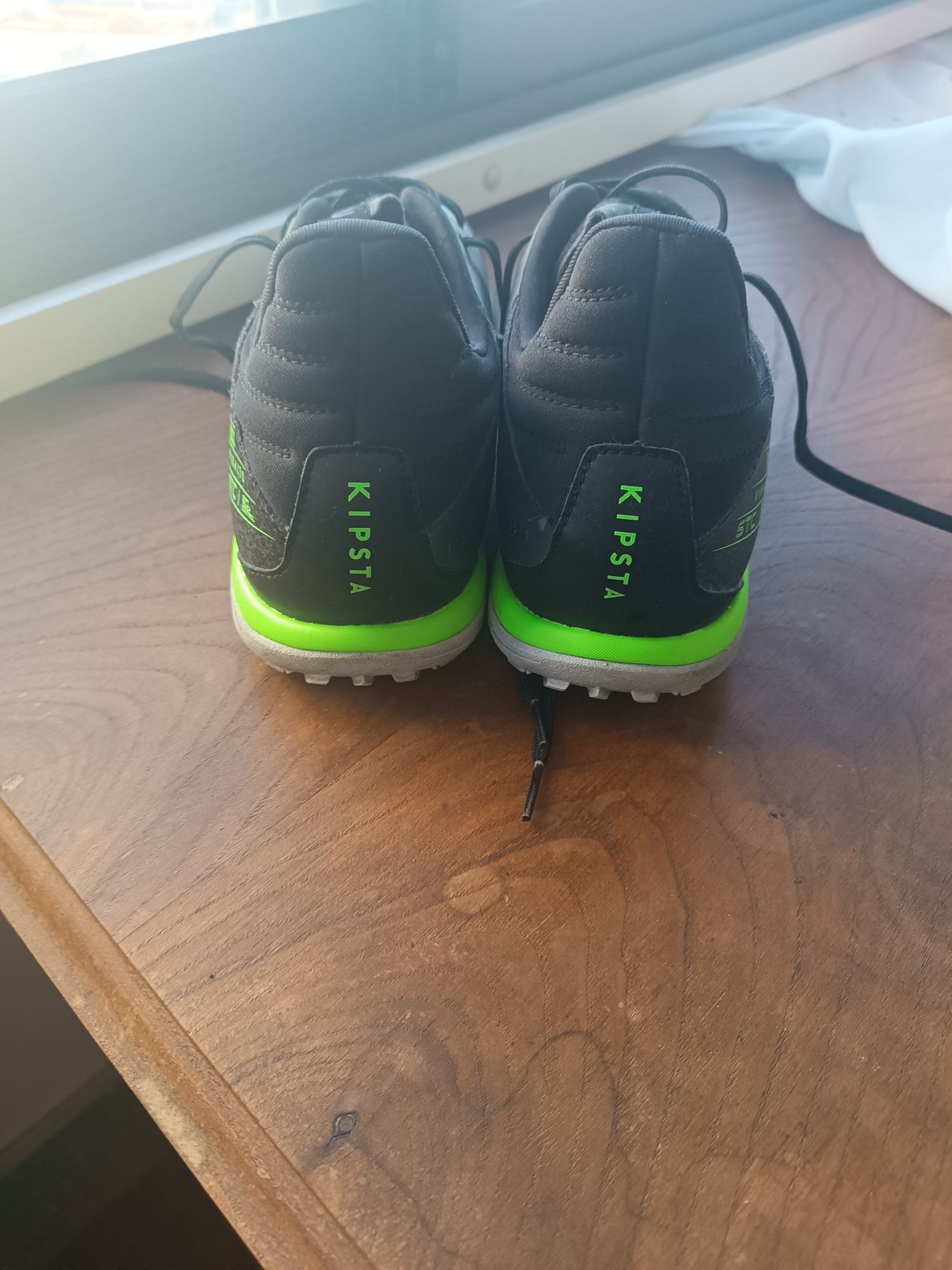 Sapatos de futebol tamanho 45