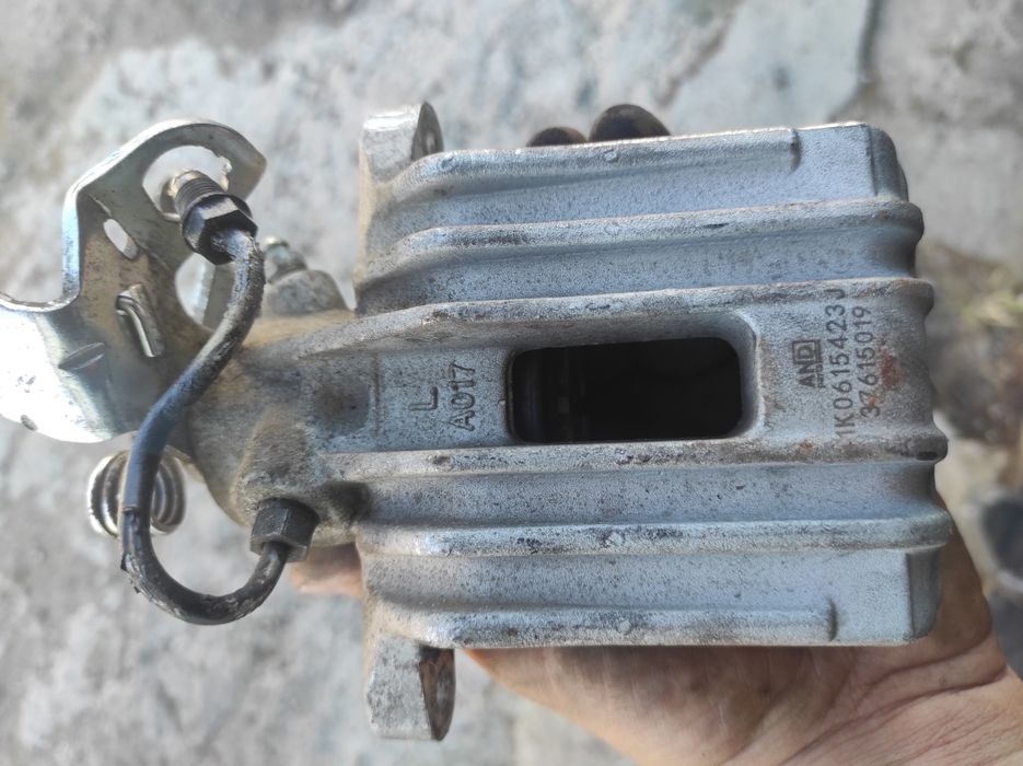 Продам тормозные диски задние. Пружины задние. Задние амортизаторы.