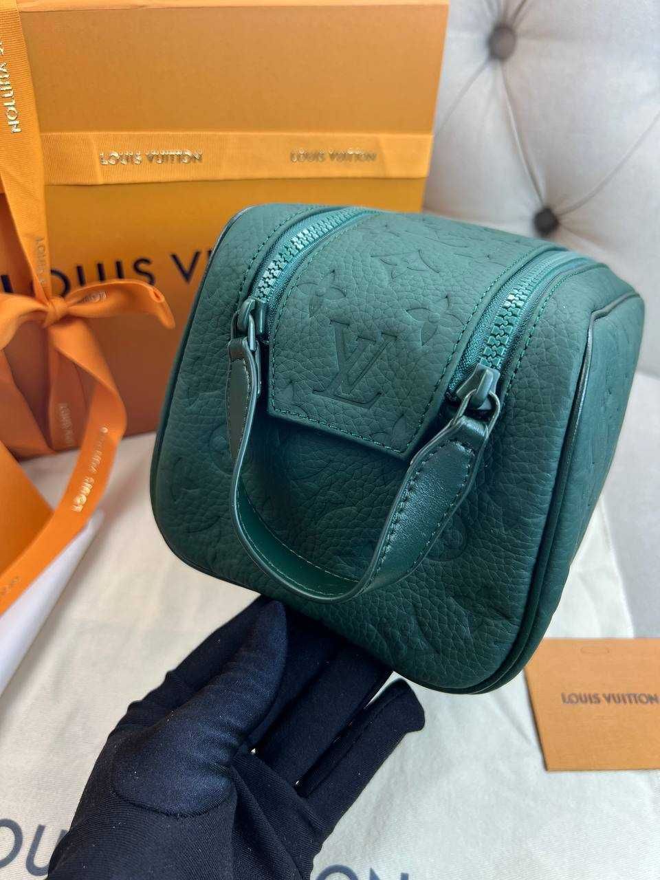 Зеленый несессер Louis Vuitton кожаная косметичка Луи Витон LV c870