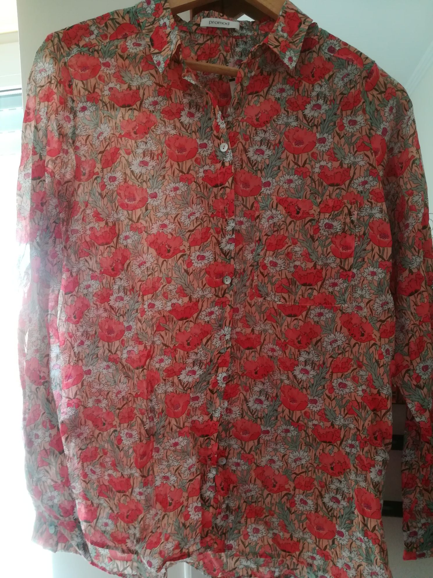 Camisa com padrão de flores