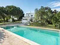 Moradia espaçosa com 4 quartos, piscina e amplo terreno perto da Es...