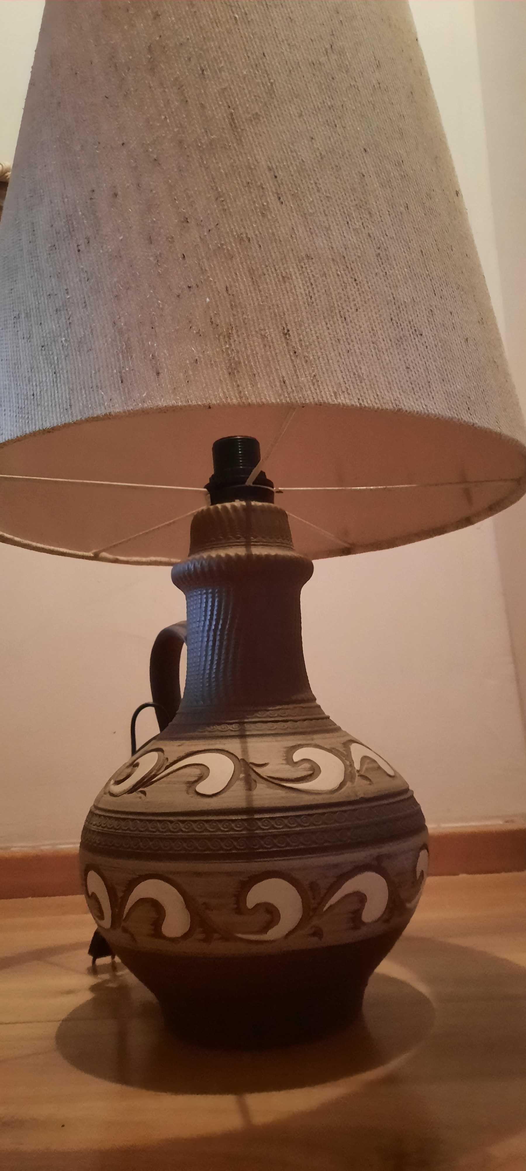 2 duze lampy z duzymi kloszami